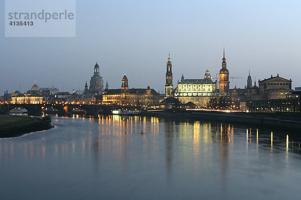 Abendliches Panorama der barocken Altstadt  Dresden  Sachsen  Deutschland