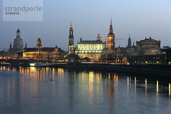 DEU  Bundesrepublik Deutschland  Dresden : Abendliches Panorama der barocken Altstadt an der Elbe. Mit Brühlscher Terrasse  Frauenkirche  Hofkirche und Semperoper