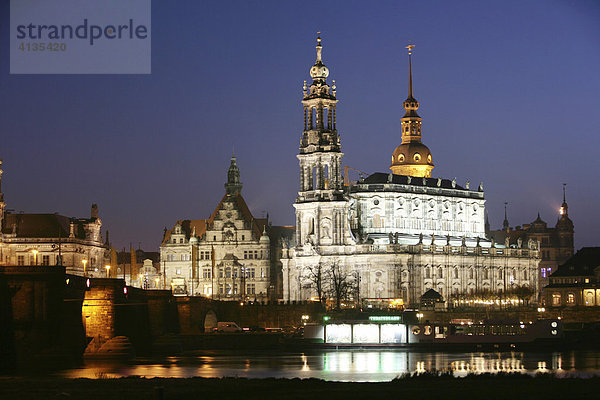 DEU  Bundesrepublik Deutschland  Dresden : Abendliches Panorama der barocken Altstadt an der Elbe. Ständehaus. Hofkirche