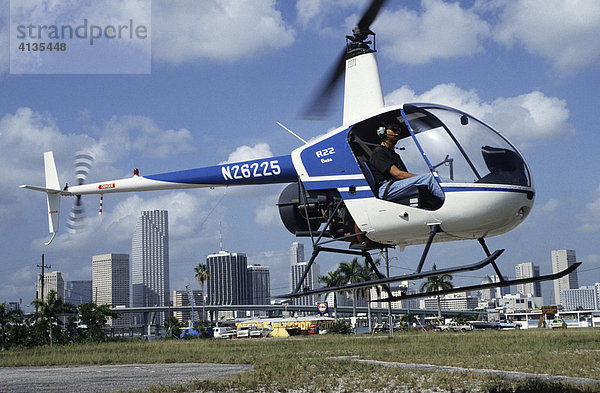 Hubschrauber vor der Skyline von Miami  Florida  USA