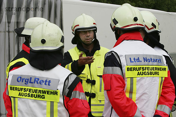 Einsatzbesprechung bei einem Feuerwehreinsatz  Augsburg  Bayern  Deutschland