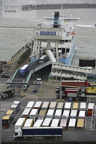 Lastwagen verlassen eine Fähre im Fährhafen Dover  Großbritannien