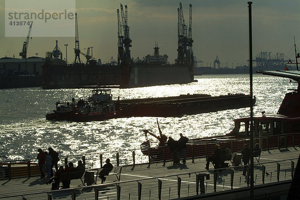Hamburger Hafen  Landungsbrücken  Frachtschiff  im Hintergrund die Blohm und Voss Werft  Hamburg  Deutschland
