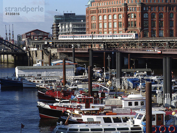 Barkassen im Binnenhafen  Trasse der Hochbahn  Nähe Baumwall  Hamburg  Deutschland