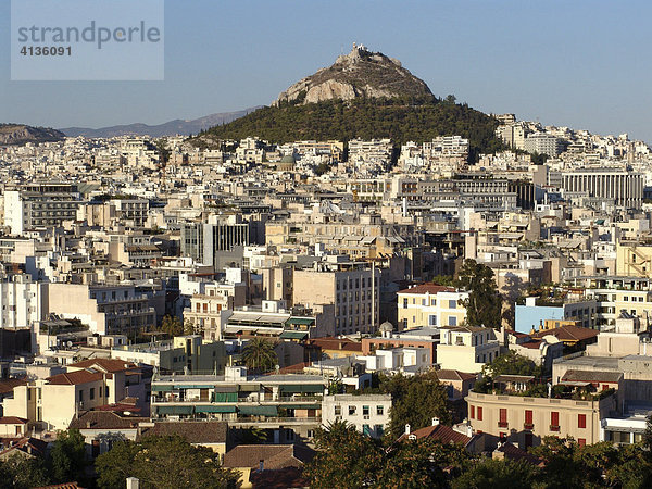 Innenstadt mit Lykavittos Huegel mit der Kapelle Agios Georgios  Athen  Griechenland