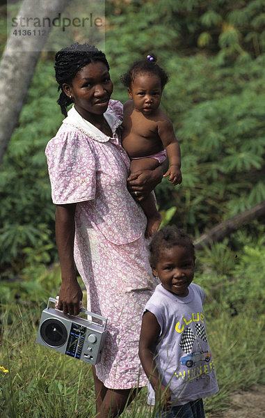 Mutter mit Kindern  Garifuna-Siedlung  Plaplaya am Rio La Criba  Moskitia  östliche Karibikküste  Honduras