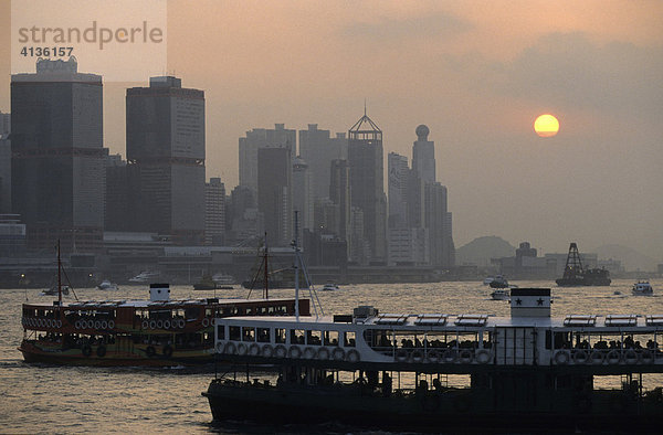 Blick über den Victoria Harbour auf Central  Hongkong  Hong Kong Island  China