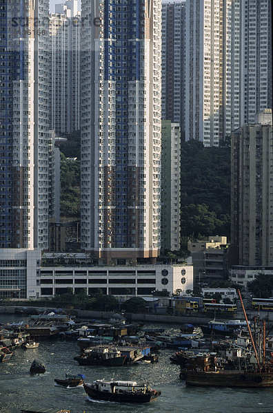 Hafen mit Sampans und Wohnhäusern  Aberdeen  Hongkong  Hong Kong Island  China