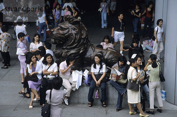 Philippinische Hausmädchen treffen sich immer sonntags am Statue Garden  Hongkong  Hong Kong Island  China