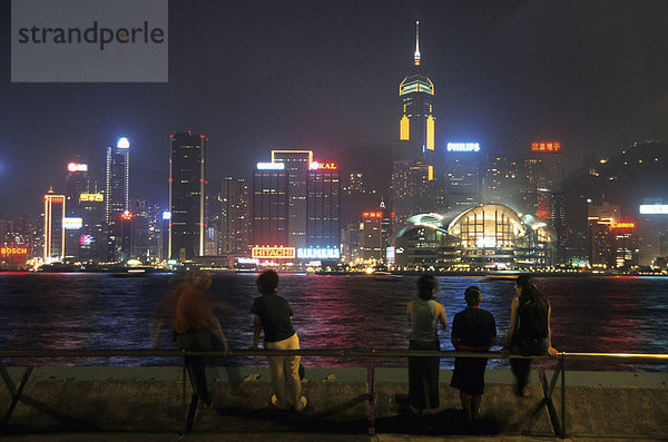 Promenade am Kowloon Public Pier  Blick auf Hong Kong Island  Hongkong  China