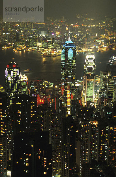 Blick von The Peak über Central  Victoria Harbour auf Kowloon  Hongkong  Hong Kong Island  China