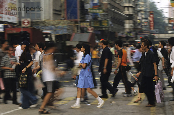 Fußgänger auf der Nathan Road  Kowloon  Hongkong  China