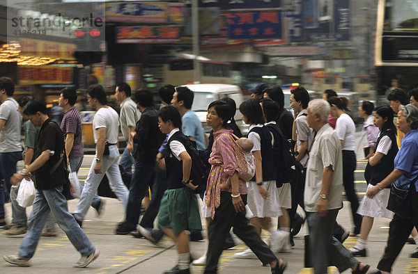 Fußgänger auf der Nathan Road  Kowloon  Hongkong  China