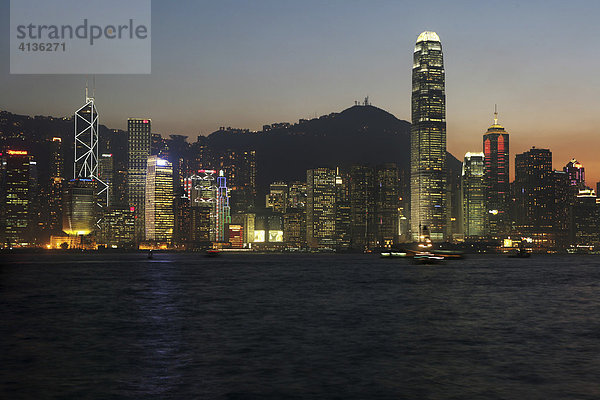 Blick von Kowloon  Tsim Sha Tsui Ufer auf die Skyline von Hongkong Island  Honkong  China