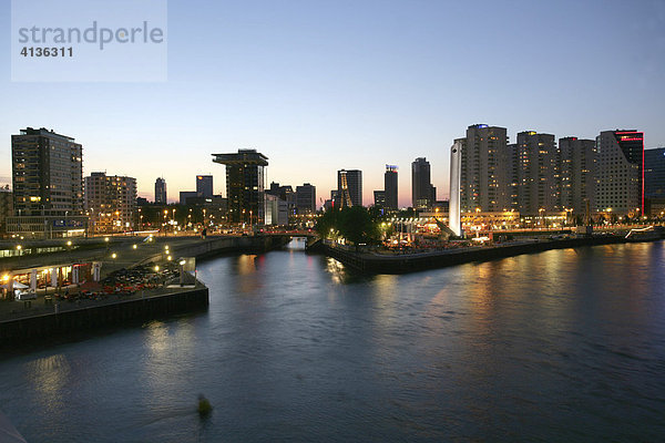 Skyline an der Nieuwe Maas  Leuvehaven  Innenstadt  Rotterdam  Niederlande