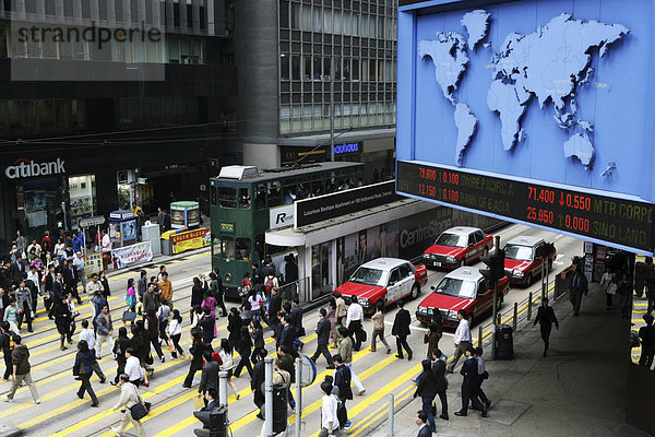 Fußgängerüberweg  Display mit aktuellen Börseninformationen  De Voeux Road  Hongkong Island  China