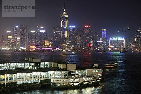 Blick von Kowloon  Tsim Sha Tsui Ufer auf die Skyline von Hongkong Island. Star Ferry Terminal  Honkong  China