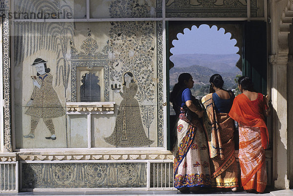 Stadtpalast  Frauen im Sari schauen auf den Pichola-See  Udaipur  Rajasthan  Indien