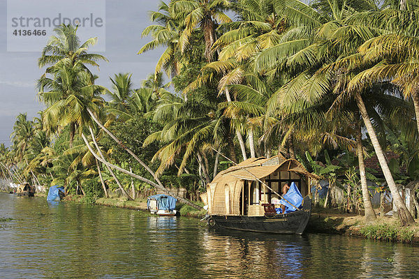 Reiskahn auf den Backwaters  einem Kanal und Seensystem  Kerala  India