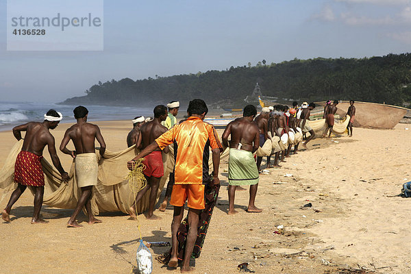 IND  Indien  Kerala  Trivandrum : Fischer am Strand an der Malabar Kueste  suedlich von Trivandrum.