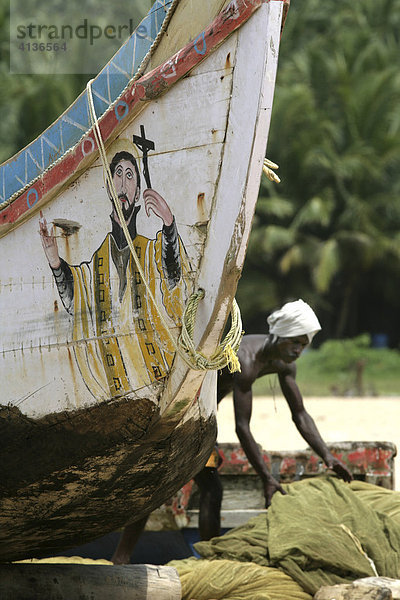 IND  Indien  Kerala  Trivandrum : Fischer am Strand an der Malabar Kueste  suedlich von Trivandrum. Jesus Bild am Boot. |