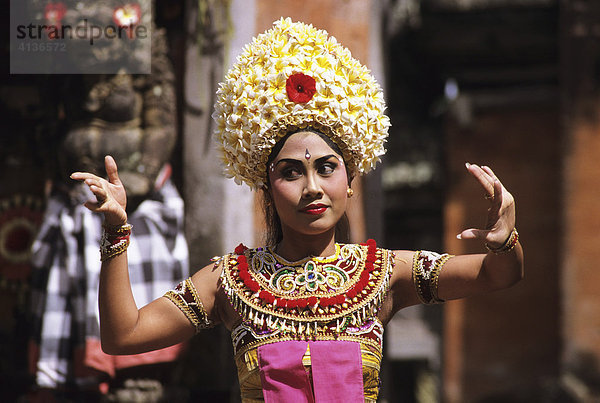 IND  Indonesien  Bali: Barong Tanz  traditioneller Tanz  Geschichten erzaehlen. Taenzerin.