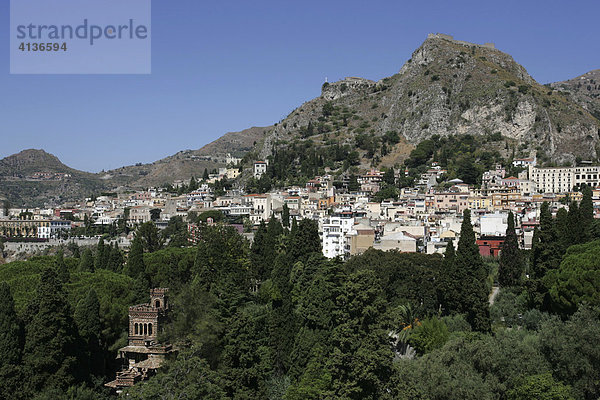 ITA  Italien  Sizilien : Der Ort Taormina im Nordosten der Insel. Oberhalb die Stadtmauern von Castelmola.