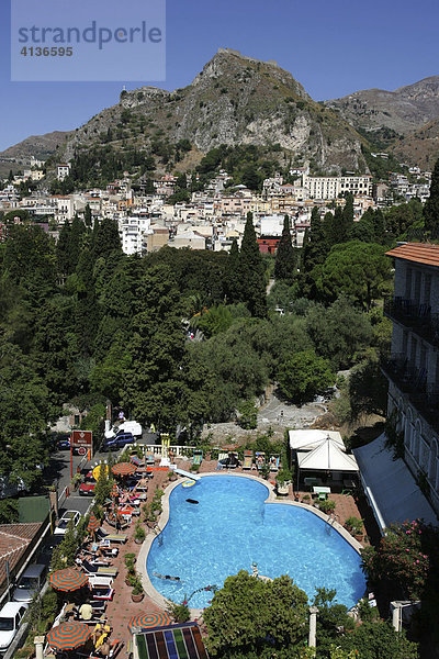 ITA  Italien  Sizilien : Der Ort Taormina im Nordosten der Insel. Oberhalb das Dorf Castelmola. Blick vom Bristol Park Hotel.