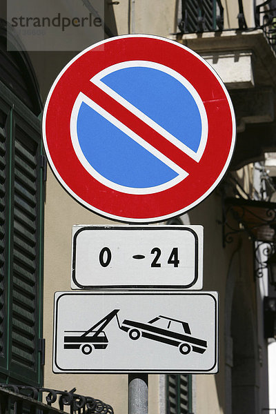 ITA  Italien  Sizilien : Der Ort Taormina im Nordosten der Insel. Parkverbot in der Innenstadt  Autos werden abgeschleppt.
