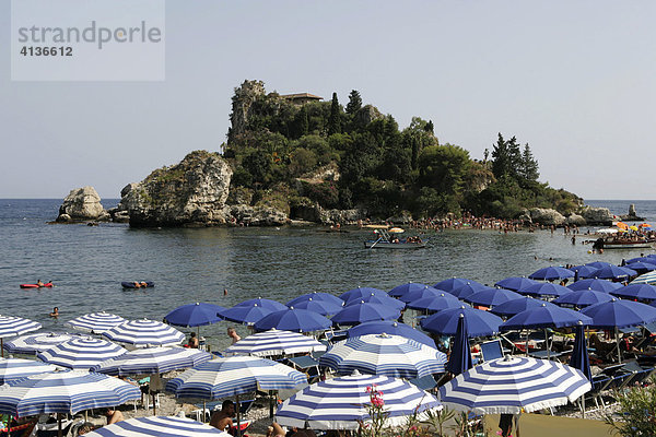 ITA  Italien  Sizilien : Der Ort Taormina im Nordosten der Insel. Kiesstrand  Badestrand an der Isola Bella. Beliebter Badestrand.