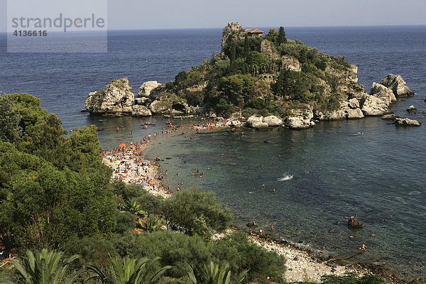 ITA  Italien  Sizilien : Der Ort Taormina im Nordosten der Insel. Kiesstrand  Badestrand an der Isola Bella. Beliebter Badestrand.