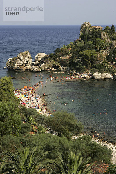 ITA  Italien  Sizilien : Der Ort Taormina im Nordosten der Insel. Kiesstrand  Badestrand an der Isola Bella. Beliebter Badestrand.