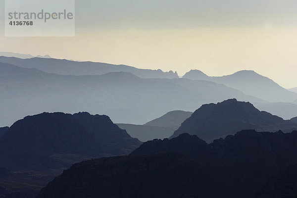 Gebirge beim Ort Wadi Musa  Petra  Jordanien