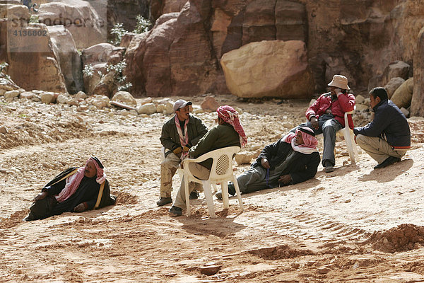 Fremdenführer warten auf Touristen  Petra  Jordanien