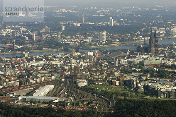 DEU  Bundesrepublik Deutschland  Koeln : Luftbild der Innenstadt. Koelner Dom. Hauptbahnhof  Hohenzollernbruecke. Rhein.