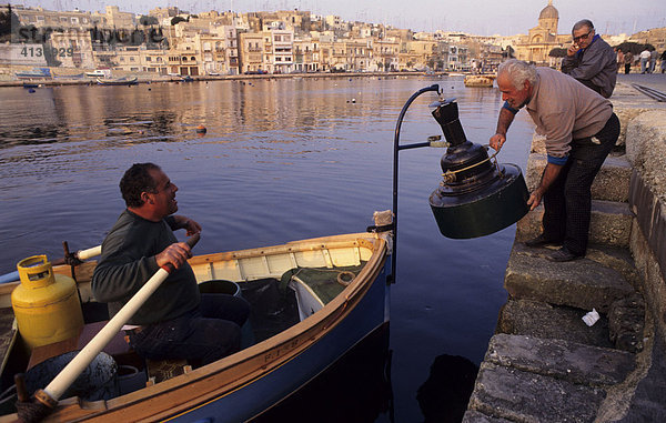 Fischer bereiten ihr Boot für den nächtlichen Fang vor  Vittoriosa  Malta