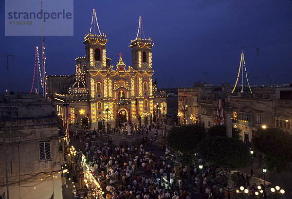 Traditionelles Kirchenfest Festa. Beleuchtete Kirche und jede Menge Trubel  Tarxien  Malta
