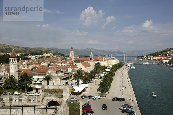 Hafenpromenade  Inselstadt Trogir  Dalmatinische Küste  Mittel-Dalmatien  Kroatien