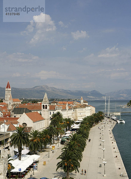 Hafenpromenade  Inselstadt Trogir  Dalmatinische Küste  Mittel-Dalmatien  Kroatien