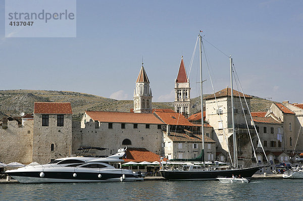Hafenpromenade  Inselstadt Trogir  Dalmatinische Küste  Mittel-Dalmatien  Kroatien