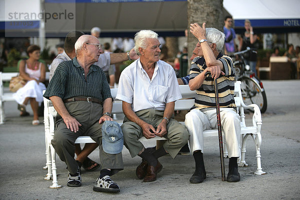 Hafenpromenade  alte Männer auf einer Parkbank  Split  Mittel-Dalmatien  Kroatien