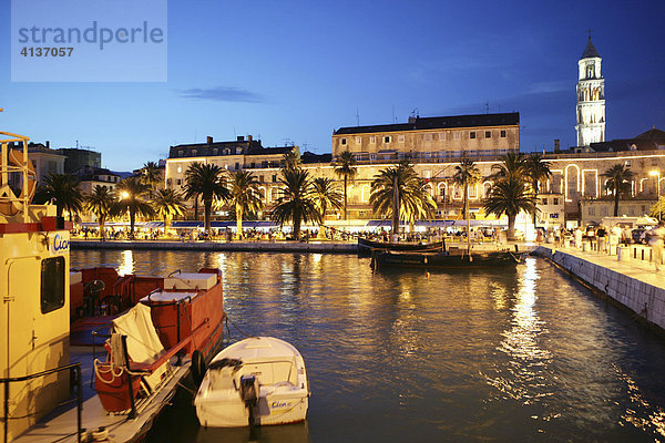 Abendliche Uferpromenade  vor der Altstadtkulisse  Split  Mittel-Dalmatien  Kroatien