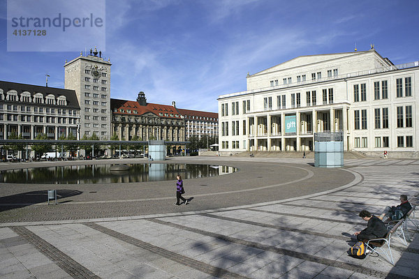 Opernhaus am Augustusplatz  daneben das Krochhaus  Leipzig  Sachsen  Deutschland