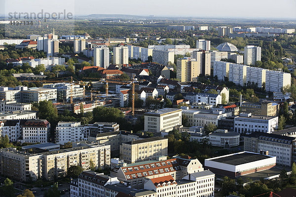 Blick über Stadtteile Zentrum (vorne)  Südvorstadt und Connewitz (hinten). Hochhäuser an der Straße des 18. Oktober  Leipzig  Sachsen  Deutschland