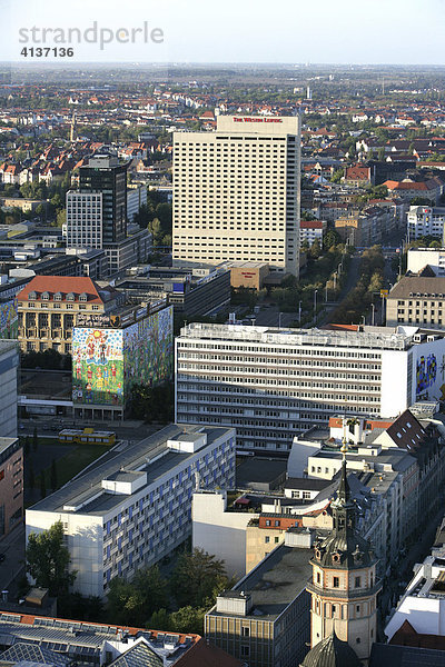 Blick über das Zentrum  vorne der Turm der Nicolaikirche  Hochhäuser am Brühl  The Westin Leipzig Hotel  Leipzig  Sachsen  Deutschland