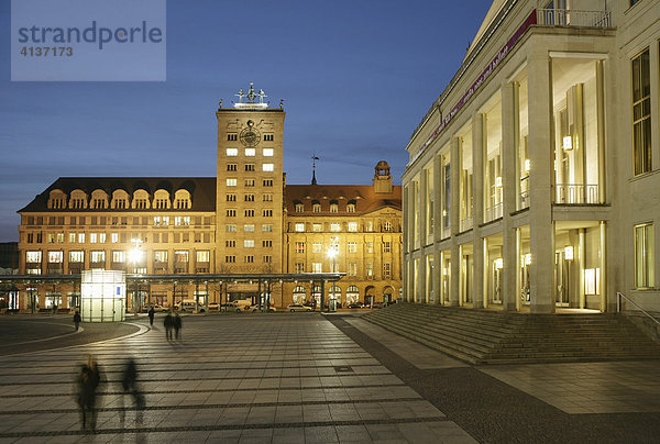 Opernhaus am Augustusplatz. Krochhaus  links  Leipzig  Sachsen  Deutschland