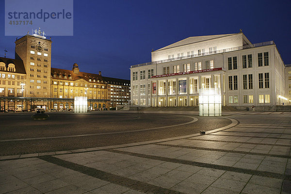 Opernhaus am Augustusplatz. Krochhaus  links  Leipzig  Sachsen  Deutschland