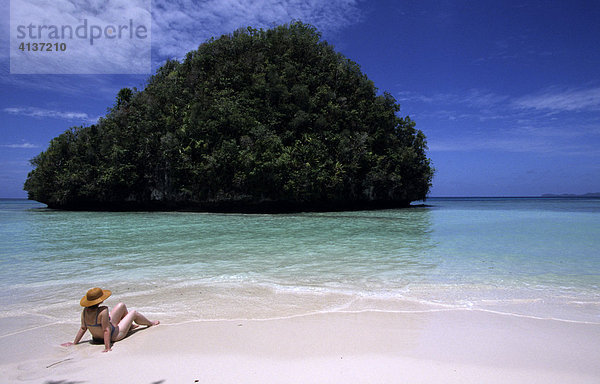 Frau am Strand  Rock Island im Sueden der Hauptinsel  Palau  Mikronesien