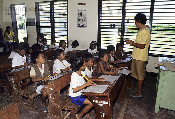 Dorfschule auf der Fischerinsel Lontongan  Cebu  Philippinen