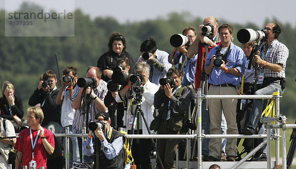 Fotografen bei der Ankunft von Papst Benedikt XVI.  Weltjugendtag  Flughafen Köln-Bonn  Nordrhein-Westfalen  Deutschland